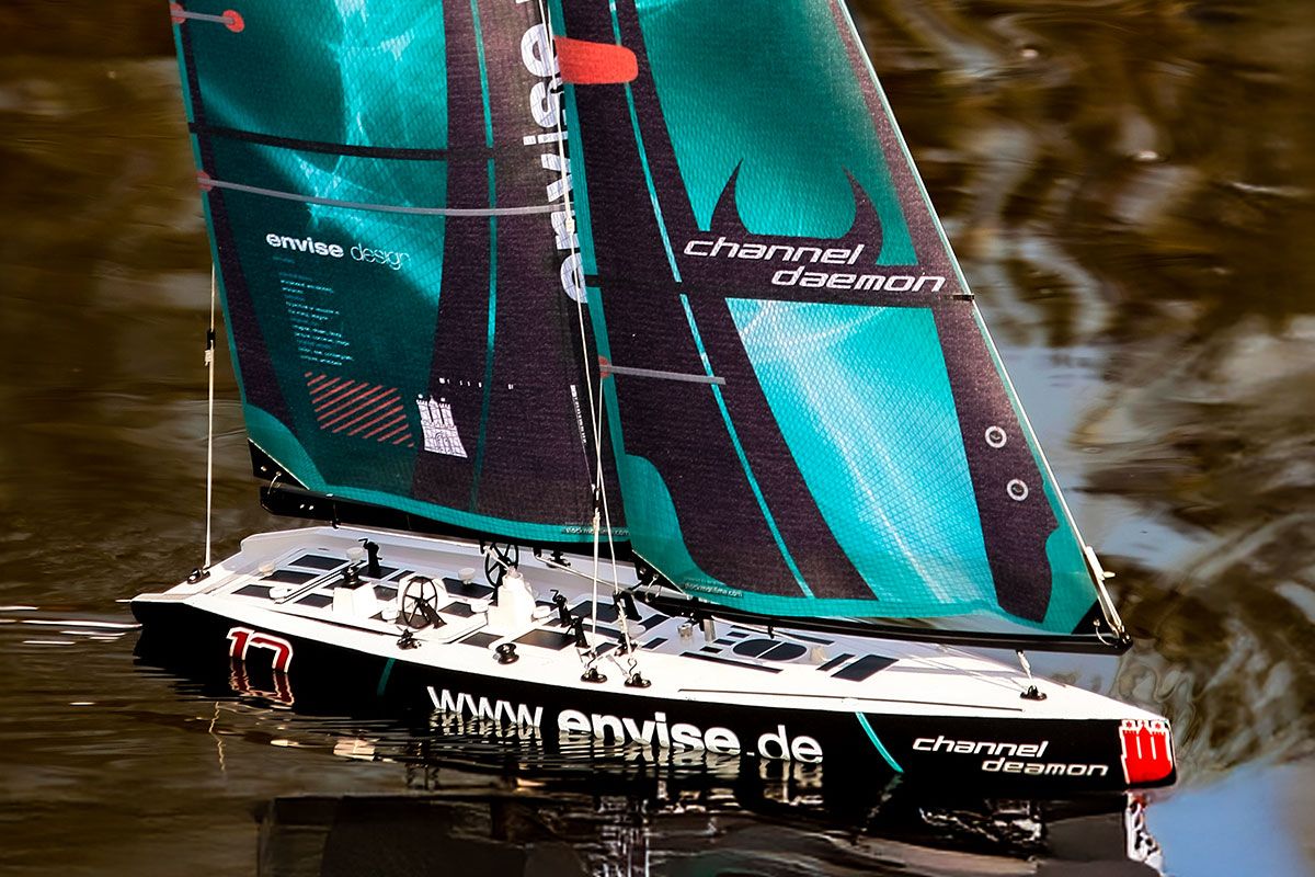 envise Channel Deamon Das ferngesteuerte Segelboot ist ein Twister Cupper und Teilnehmer der Regatte-Reihe Twistercup von Becker Marine Systems.