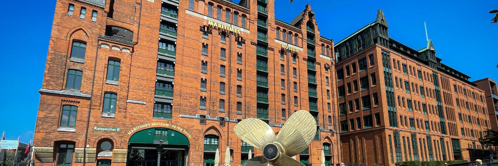 Das Maritime Museum in Hamburg, Vergangenheit trifft Gegenwart und Zukunft. Wir stehen zu unseren maritimen Wurzeln, unserer Begeisterung für Schiffe, für riesige Pötte, die auf hoher See weltweit von Hafen zu Hafen schippern und unsere Welt am Laufen halten.